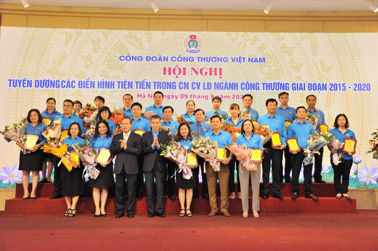 Taseco đón nhận bằng khen tập thể tiêu biểu ngành Công Thương