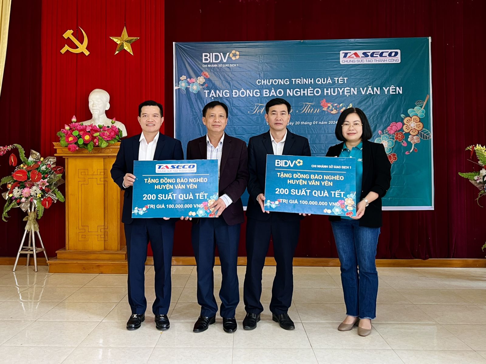 Taseco Group cùng bidv sở giao dịch 1 trao tặng quà tết tại huyện Văn Yên, tỉnh Yên Bái